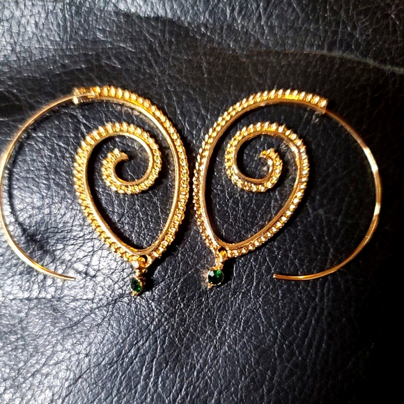 gold version of tribal hoop w/green Crystal earrings - Picture 2 of 6